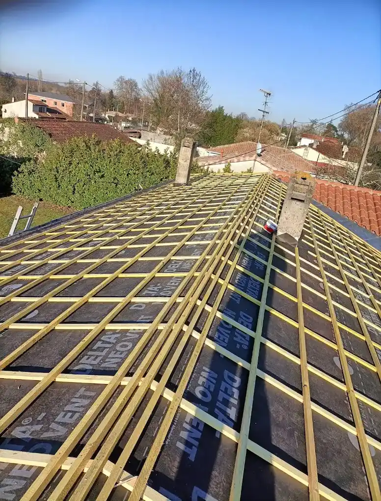 écran sous toiture sur un toit de maison (1)
